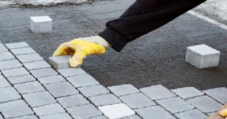 Монтаж тротуарной плитки на даче в Приморско-Ахтарске в октябре