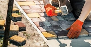 Укладка брусчатки «старый город» три цвета в Приморско-Ахтарске в октябре